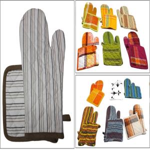 Coordinated Oven Mitt & Pot Holder Set Stock