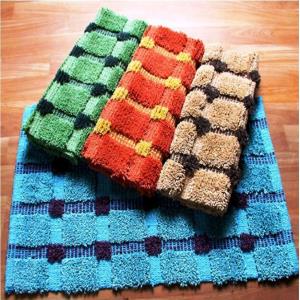 POMPOM HANDLOOM BATHMAT 